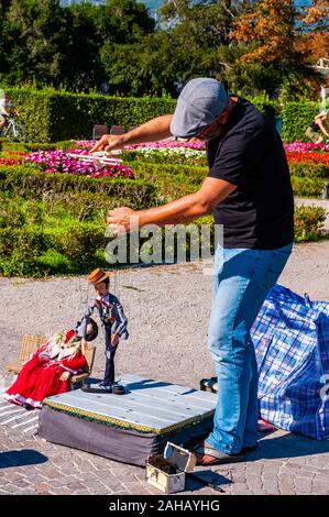 Riva del Garda, Lombardie, Italie - le 12 septembre 2019 : l'artiste marionnettiste jouant avec sa poupée sur la promenade du lac de garde dans la ville de Riva del Garda Banque D'Images