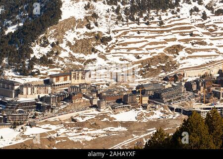 Vue de dessus du village moderne dans les montagnes d'Andorre de loin en hiver. Banque D'Images