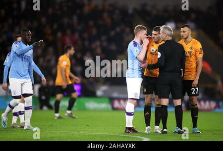 Les joueurs parlent à l'arbitre Martin Atkinson que Manchester City's Benjamin Mendy (à gauche) est titulaire d'un objet qui a été jeté sur le terrain au cours de la Premier League match à Molineux, Wolverhampton. Banque D'Images