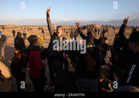 Rafah, Gaza. Dec 27, 2019. Des manifestants palestiniens crier au cours d'affrontements avec les troupes israéliennes à une protestation pour obtenir le droit de retourner dans leur patrie, à la frontière Israel-Gaza est de Rafah dans le sud de la bande de Gaza, le vendredi 27 décembre, 2019. Les Palestiniens de Gaza, manifestations retour le long de la frontière fortifiée avec Israël, des factions dans la bande de Gaza, a déclaré jeudi. Photo par Ismael Mohamad/UPI UPI/Alamy Crédit : Live News Banque D'Images