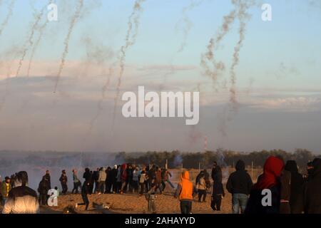 Rafah, Gaza. Dec 27, 2019. Les forces israéliennes de sécurité incendie des gaz lacrymogènes lors d'affrontements avec des manifestants palestiniens lors d'une manifestation le long de la frontière avec Israël à l'est de Rafah dans le sud de la bande de Gaza. le vendredi, Décembre 27, 2019. Les Palestiniens de Gaza, manifestations retour le long de la frontière fortifiée avec Israël, des factions dans la bande de Gaza, a déclaré jeudi, Photo par Ismael Mohamad/UPI UPI/Alamy Crédit : Live News Banque D'Images