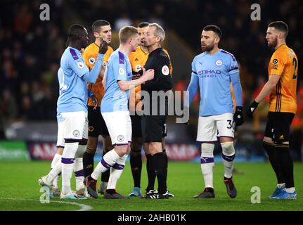 Les joueurs parlent à l'arbitre Martin Atkinson que Manchester City's Benjamin Mendy (à gauche) est titulaire d'un objet qui a été jeté sur le terrain au cours de la Premier League match à Molineux, Wolverhampton. Banque D'Images