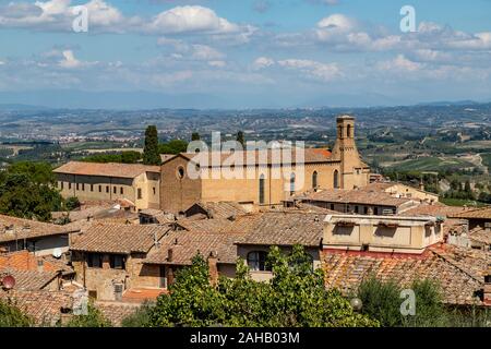 Vue sur l'église de Sant'Agostino dans le centre historique de San Gimignano Banque D'Images