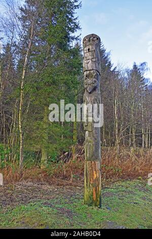 Totem à Blairadam forêt près de Kelty dans Fife, en Écosse. C'est une forêt avec de multiples sentiers. Une partie des pèlerins chemin trail longue distance. Banque D'Images