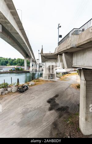 Vue de l'ouest du pont de Seattle (Jeanette Williams Memorial Bridge) avec tour de travailler le swing-span Spokane Street Bridge dans l'État de Washington. Banque D'Images