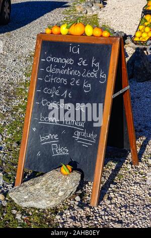 L'Espagnol des oranges pour la vente à un décrochage routière en France Banque D'Images