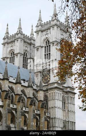 Vue extérieure de l'abbaye de Westminster West Towers en automne près de la place du Parlement à Londres Angleterre Royaume-uni KATHY DEWITT Banque D'Images