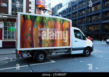 Supermarché Sainsburys van de livraison sur la rue Wilson à Shoreditch East London EC2 England UK KATHY DEWITT Banque D'Images