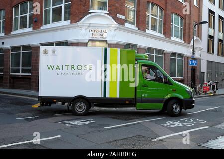Livraison supermarché Waitrose van tournant le coin près de maison impériale sur la rue Paul à Shoreditch East London EC2 England UK KATHY DEWITT Banque D'Images