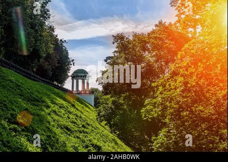 Gazebo blanc sur la Rive haute de la Volga dans la ville de Yaroslavl le long d'une journée d'été. Banque D'Images