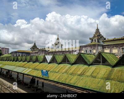 Le toit en tôle ondulée vert de l'époque coloniale de la gare centrale de Yangon à Yangon, anciennement connu sous le nom de Rangoon, en Birmanie (Myanmar) Banque D'Images