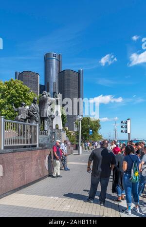 Les touristes en face de la mémoire de l'Underground Railroad, avec centre de Renassance derrière, Riverwalk Detroit, Detroit, Michigan, USA Banque D'Images