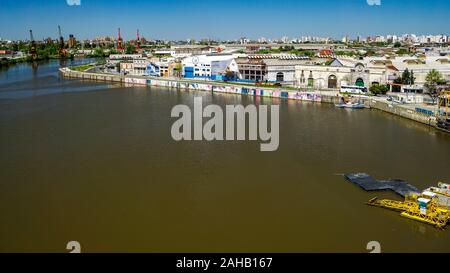 Une vue sur le port industriel Domaine de La Boca, à l'embouchure de la rivière Riachuelo à Buenos Aires, Argentine Banque D'Images