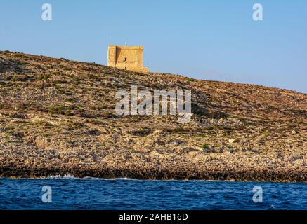 Saint Mary's Tower, Tour ou Comino, tourné à partir de l'eau Banque D'Images