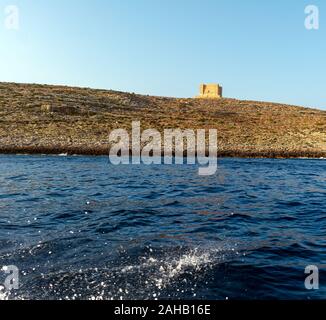 Saint Mary's Tower, Tour ou Comino, tourné à partir de l'eau Banque D'Images