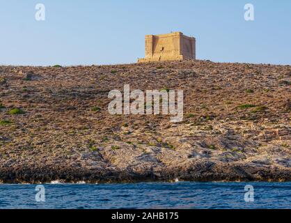 Saint Mary's Tower, Tour ou Comino, tourné à partir de l'eau Banque D'Images