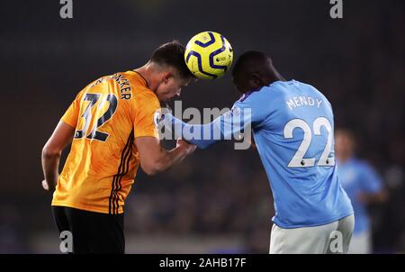 Leander Dendoncker des Wolverhampton Wanderers (à gauche) et Manchester City's Benjamin Mendy bataille pour la balle au cours de la Premier League match à Molineux, Wolverhampton. Banque D'Images