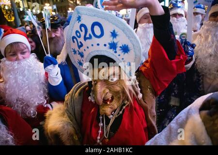 Moscou, Russie. 27 Décembre, 2019 Des gens habillés comme le père Gel (le Père Noël Russe) et Santa Claus participent à un défilé dans le centre de Moscou dans le cadre du voyage d'hiver, festival de Noël Russie Banque D'Images