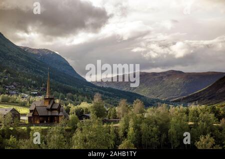 Église situé dans Lom, LOM de l'Église de Norvège (en norvégien : stavkyrkje Lom) est une église située dans la municipalité de Lom en Oppland, Norvège Banque D'Images