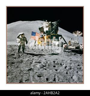 ATTERRISSAGE SUR LA LUNE 1971 Apollo 15 Lunar module Pilot James Irwin salue le drapeau américain sur la lune. L'astronaute James B. Irwin, pilote du module lunaire, salue l'armée tout en se tenant à côté du drapeau américain déployé pendant l'activité extravéhiculaire de surface lunaire (EVA) Apollo 15 au site d'atterrissage de Hadley-Apennine. Le module Lunar 'Falcon' est partiellement visible à droite. Le delta de Hadley en arrière-plan s'élève à environ 4,000 mètres au-dessus de la plaine. Apollo 15 a été la neuvième mission de crewed dans le programme Apollo des États-Unis, et la quatrième à atterrir sur la Lune. Banque D'Images