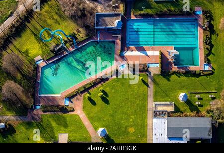 Vue aérienne, la piscine HeljensBad avec piscine extérieure et des toboggans, Heiligenhaus, Ruhr, Rhénanie du Nord-Westphalie, Allemagne, DE, l'Europe, les oiseaux- Banque D'Images