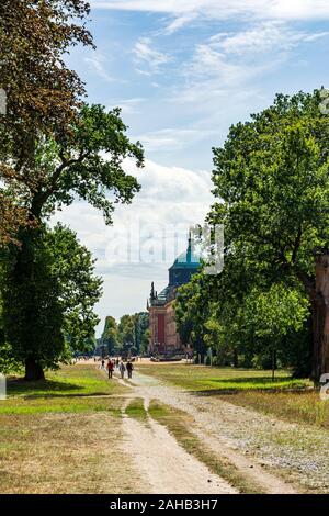 Berlin, Allemagne - 17 août 2019 : l'affichage à distance du nouveau palais dans le parc de Sanssouci, Potsdam, Allemagne. Banque D'Images