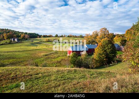 Ferme avec une grange rouge dans un paysage rural d'automne au lever du soleil Banque D'Images