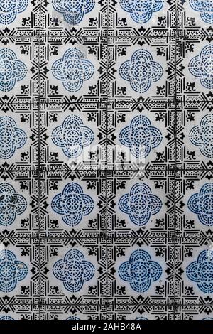 Carreaux traditionnels portugais avec motif bleu et noir. Banque D'Images