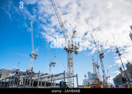 Site de construction avec de grandes grues sur une claire journée d'automne Banque D'Images