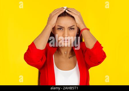 Portrait jeune femme stressée avec expression visage inquiet les mains sur la tête en vous regardant, l'appareil photo. Mixed race jaune modèle isolé sur backgroun Banque D'Images