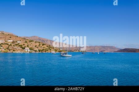 Beau paysage sur une chaude journée ensoleillée au bord de la mer, avec de l'eau clair transparent et bleu ciel, Crete Banque D'Images