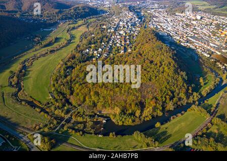 Vue aérienne, vue sur Wennigloh en automne, les couleurs boisées, Ruhr river bend boucle, entouré par la forêt et la rivière Eichholz Ruhr, Arnsberg, Sauerl Banque D'Images
