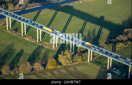 Photo aérienne, embouteillage sur la route fédérale B7 pont à l'autoroute A46, extension, raccordement Bestwig et Olsberg avec pont de l'autoroute, Nuttlar V Banque D'Images