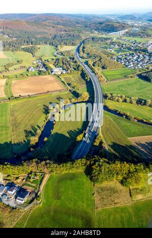 Vue aérienne, vue de Hesse à l'autoroute A46 à l'entrée du tunnel, la sortie d'autoroute BAB Wennemen et pont sur la rivière Ruhr, Olpe, Meschede, Sauerland Banque D'Images