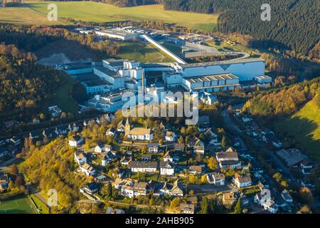 Photographie aérienne, C.& A. brasserie Veltins GmbH & Co. KG, vue sur village Grevenstein avec Eglise Saint Antonius Einsiedler, Grevenstein, Meschede, Sauerlan Banque D'Images