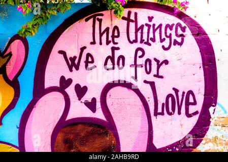 Les choses que nous faisons pour l'amour, romantique message sur un ballon peint sur un mur. Banque D'Images