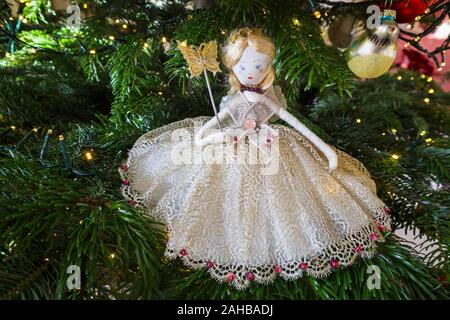 Tobias classique et l'Ange de Noël traditionnel, fée accueil faits de tissus vintage et des matériaux, la décoration d'un arbre de Noël Banque D'Images