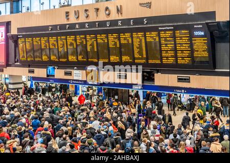 Des foules immenses à London Euston railway hall de gare à la recherche au départ. Londres, Angleterre. Banque D'Images