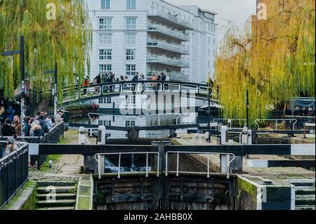 Les touristes à Camden Lock, Londres, Royaume-Uni. Banque D'Images