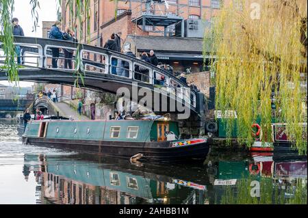 Les touristes à Camden Lock, Londres, Royaume-Uni. Banque D'Images