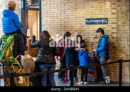 Plate-forme 9 3/4 attraction touristique des livres de Harry Potter, Kings Cross Railway Station, Londres, Royaume-Uni Banque D'Images