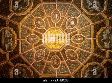 Sintra, Portugal - 21 août 2019 : Les armoiries et symboles héraldiques à l'intérieur du Palais National à Sintra près de Lisbonne Banque D'Images