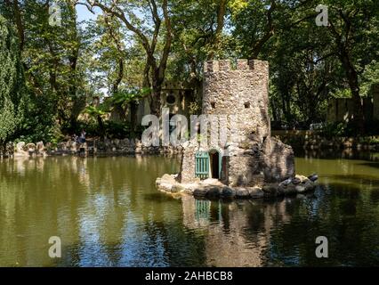 Sintra, Portugal - 21 août 2019 : tour en pierre Maison d'oiseau dans le lac dans les jardins qui entourent le palais de Pena Banque D'Images