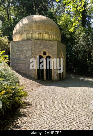 Sintra, Portugal - 21 août 2019 : petits oiseaux Fontaine en bâtiment maure dans les jardins qui entourent le palais de Pena Banque D'Images