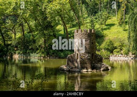 Sintra, Portugal - 21 août 2019 : tour en pierre Maison d'oiseau dans le lac dans les jardins qui entourent le palais de Pena Banque D'Images