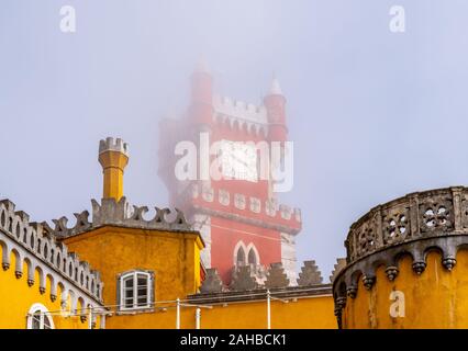 Sintra, Portugal - 21 août 2019 : les nuages bas et brouillard masquer le coloré et spectaculaires tours de palais de Pena Banque D'Images