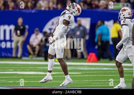 Le 27 décembre 2019 : Oklahoma State Cowboys A.J. évoluait Vert (4) célèbre un stop défensif au cours du 1er trimestre de la Texas Bowl NCAA football match entre le Texas A&M Aggies et l'Oklahoma State Cowboys à NRG Stadium à Houston, TX. Trask Smith/CSM Banque D'Images