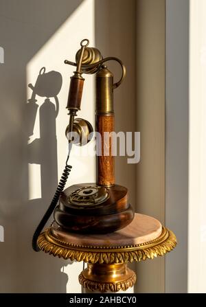 Meubles anciens en bois poli traditionnel et le combiné de téléphone sur table de marbre Banque D'Images