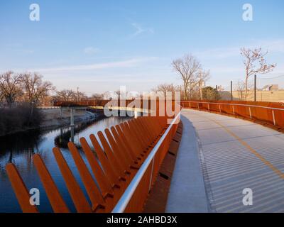 Riverview Bridge, le plus long pont piétonnier de Chicago. 312 RiverRun, branche nord de la rivière Chicago. Banque D'Images