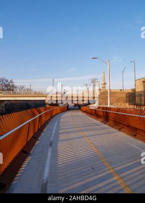 Riverview Bridge, le plus long pont piétonnier de Chicago. 312 RiverRun, branche nord de la rivière Chicago. Banque D'Images